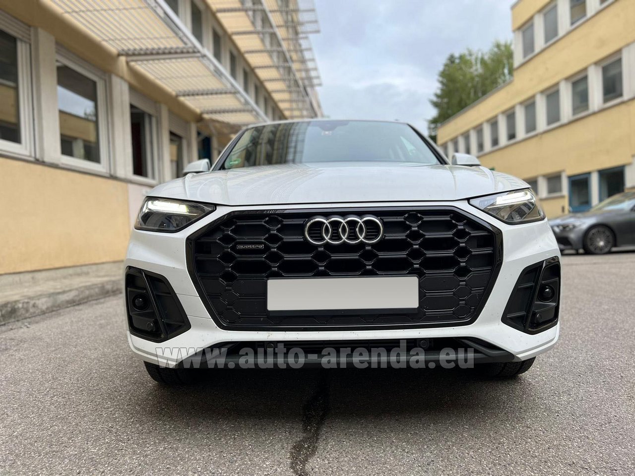 Аренда автомобиля Ауди Q5 45 TFSI Quattro белая в Португалии