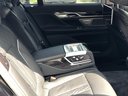 BMW M760Li xDrive V12 для трансферов из аэропортов и городов в Европе и Европе.
