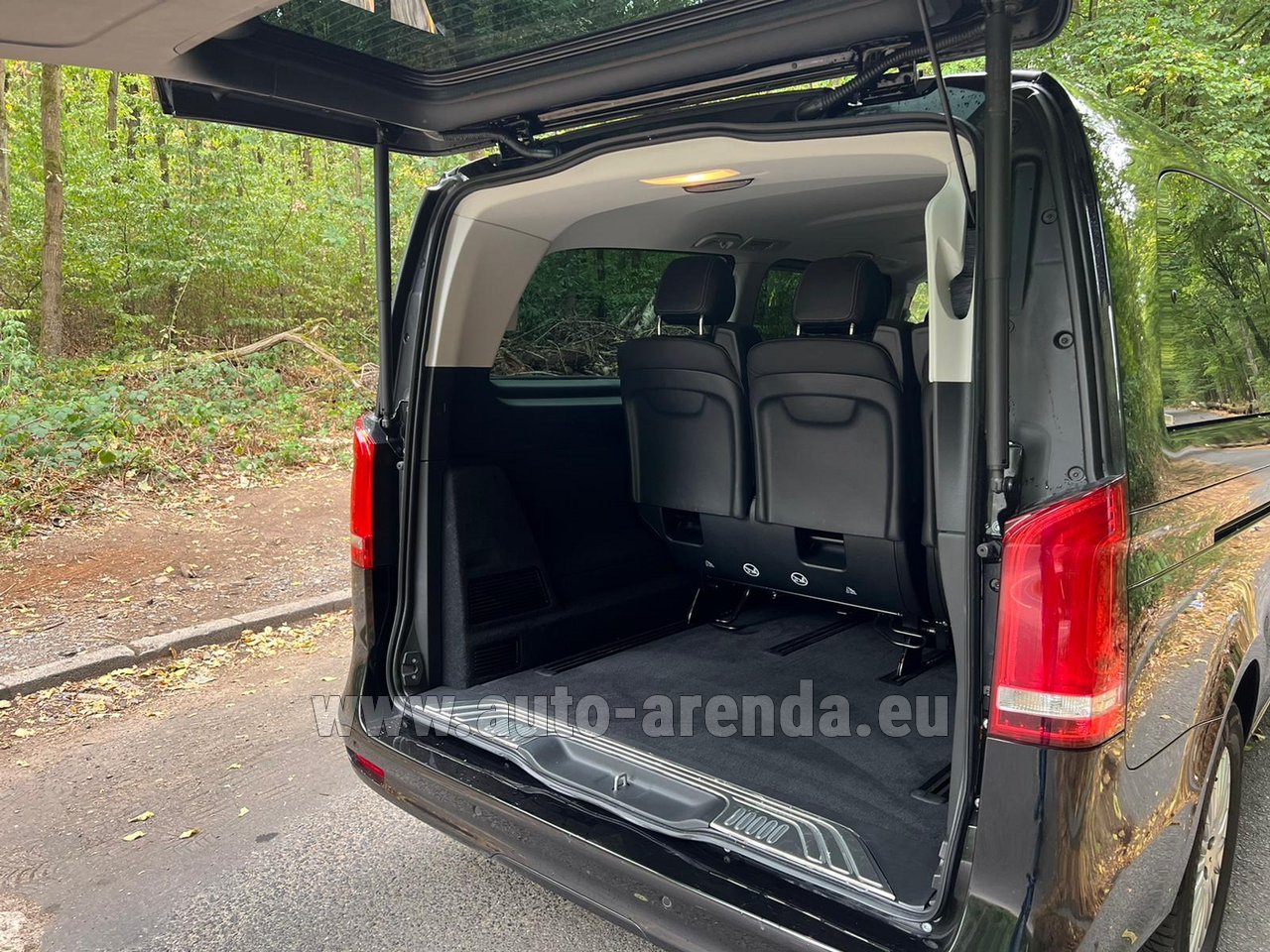 Аренда автомобиля Мерседес-Бенц V-Class (Viano) V300d extra Long (1+7 мест)  во Французской Ривьере на Лазурном берегу