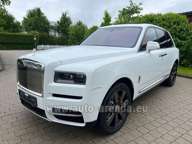 Rental Rolls-Royce Cullinan White in Italy