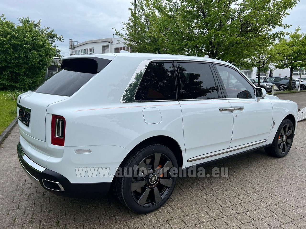 Аренда автомобиля Роллс-Ройс Cullinan White в Швейцарии